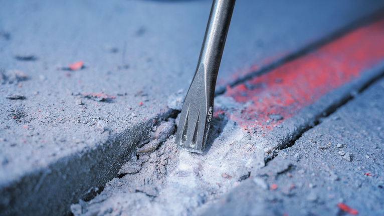 ดอกสกัดเจาะคอนกรีตตามเส้นที่ทำเครื่องหมายไว้