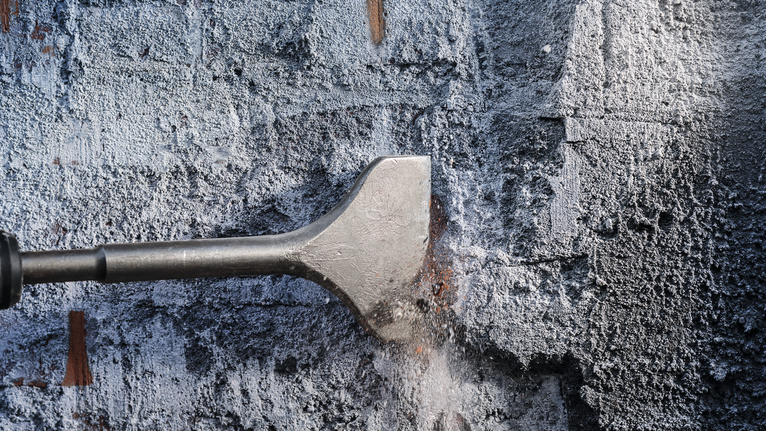 เครื่องมือสิ่วสำหรับสกัดคอนกรีตออกจากพื้นผิวผนังที่ขรุขระ