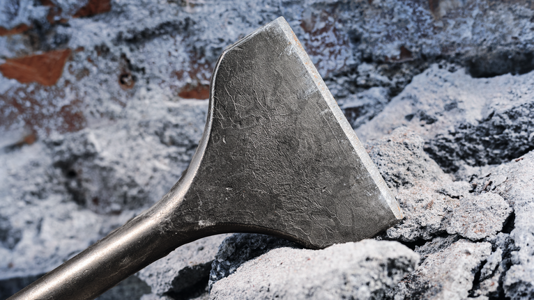 สิ่วเจาะทะลุเศษคอนกรีตที่ขรุขระ