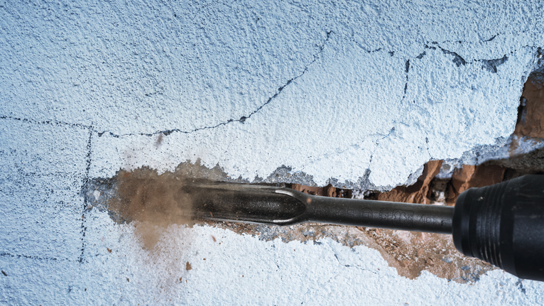 ค้อนโรตารี่สกัดร่องในผนังฉาบปูน.