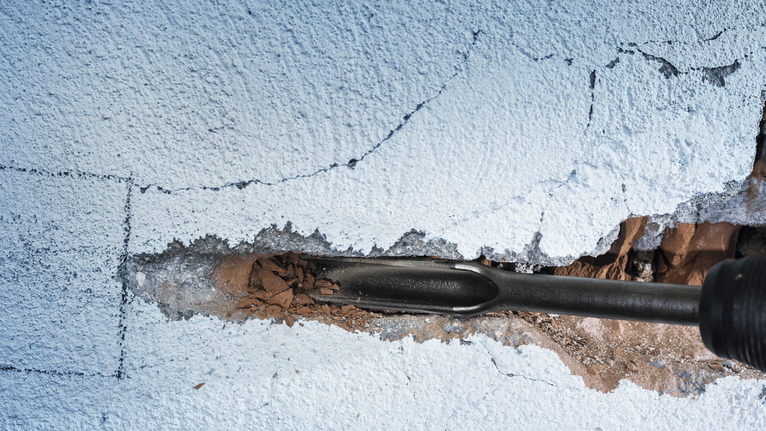 สิ่วทำลายกำแพงคอนกรีตที่แตกร้าว