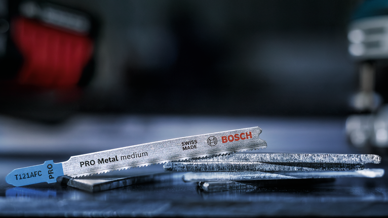 ใบเลื่อยจิ๊กซอว์โลหะวางอยู่บนโต๊ะทำงาน