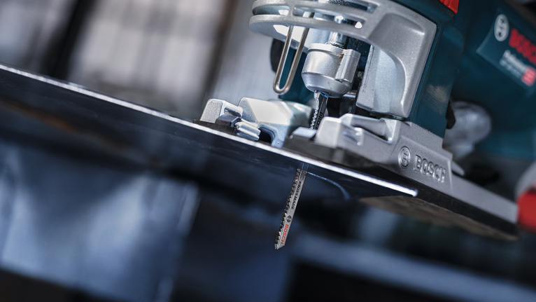 จิ๊กซอว์กำลังตัดแผ่นโลหะในโรงงาน