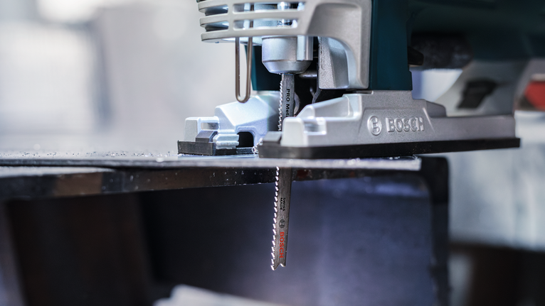 จิ๊กซอว์ตัดแผ่นโลหะในโรงงาน