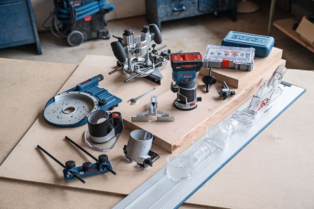 GKF 18V-8 เราเตอร์ไร้สายพร้อมอุปกรณ์เสริมงานไม้และสิ่งที่ติดมากับโต๊ะทำงาน