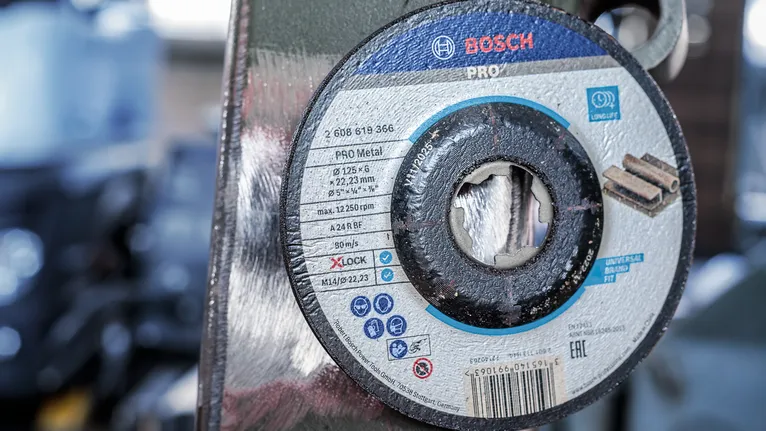 ใบตัดโลหะติดตั้งบนเครื่องเจียรในโรงงาน