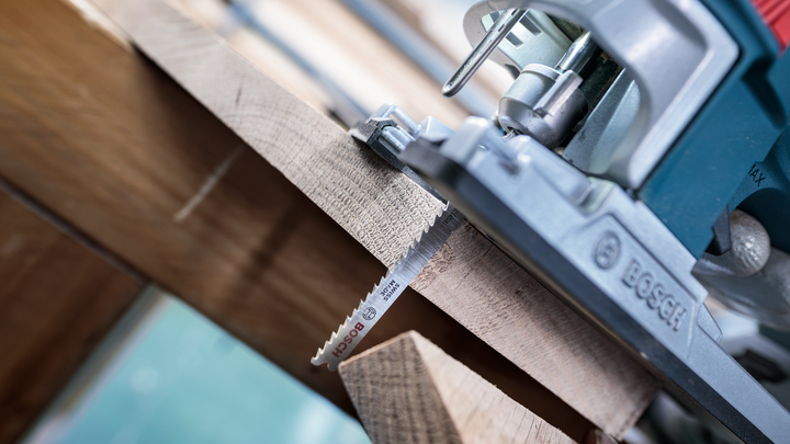 จิ๊กซอว์ตัดผ่านแผ่นไม้เป็นเส้นตรงที่แม่นยำ