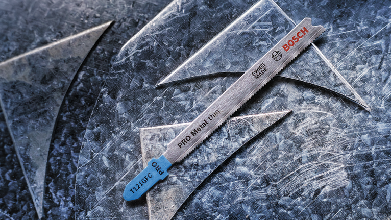 ใบเลื่อยจิ๊กซอว์สำหรับตัดแผ่นโลหะบางๆ บนแผ่นโลหะที่เป็นรอยขีดข่วน