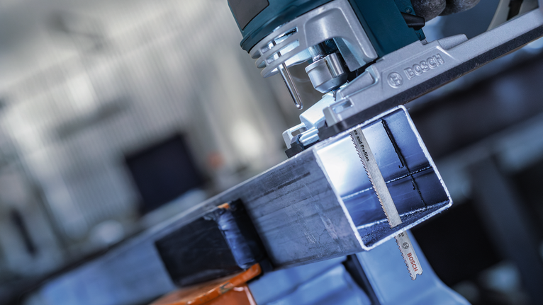 เครื่องมือไฟฟ้าตัดผ่านคานโลหะในโรงงาน