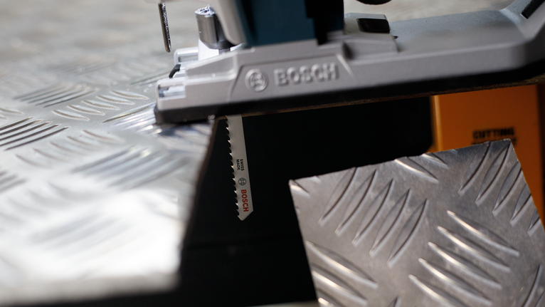 จิ๊กซอว์ตัดผ่านแผ่นโลหะเช็คเกอร์