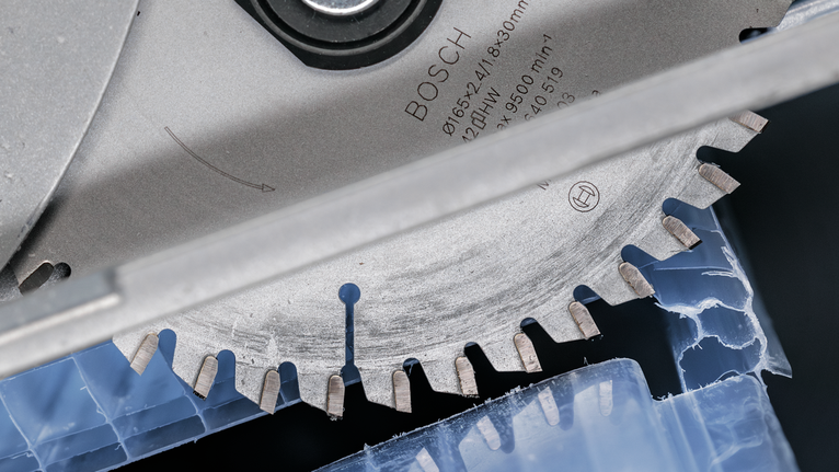 ใบเลื่อยวงเดือนตัดผ่านวัสดุพลาสติกสีฟ้า