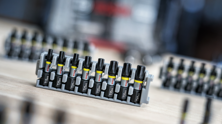 ดอกไขควงกระแทก PRO Torx, T10, 55 มม., 2 ชิ้น ชุดดอกไขควงจัดเรียงอยู่ในด้ามพลาสติกบนพื้นผิวไม้