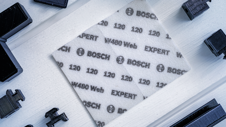 แผ่นขัดสีขาวพร้อมรายละเอียดการพิมพ์วางอยู่บนพื้นผิวไม้สีอ่อน