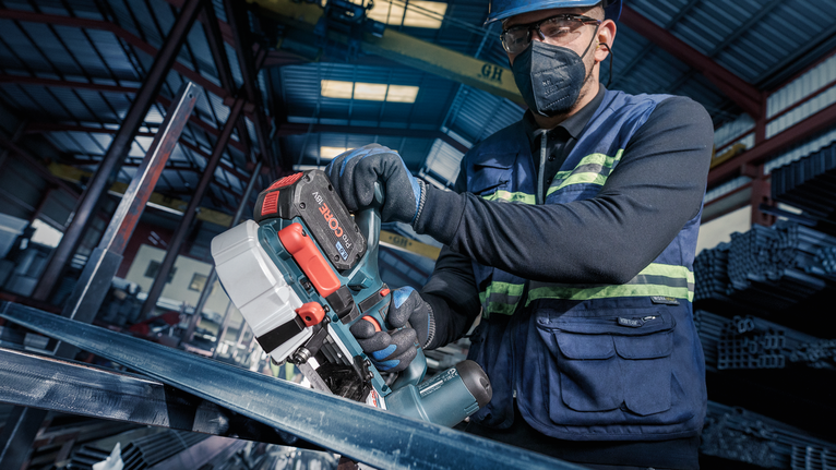 ใบเลื่อย PRO CB2824 Band, 733 มม., 2 ชิ้น บุคคลที่สวมอุปกรณ์ด้านความปลอดภัยตัดโลหะด้วยเลื่อยพกพาในสถานประกอบการอุตสาหกรรม