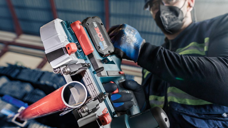 ใบเลื่อย PRO CB2824 Band, 733 มม., 2 ชิ้น บุคคลที่สวมอุปกรณ์ด้านความปลอดภัยใช้เครื่องมือไฟฟ้าไร้สายในการตัดท่อโลหะ