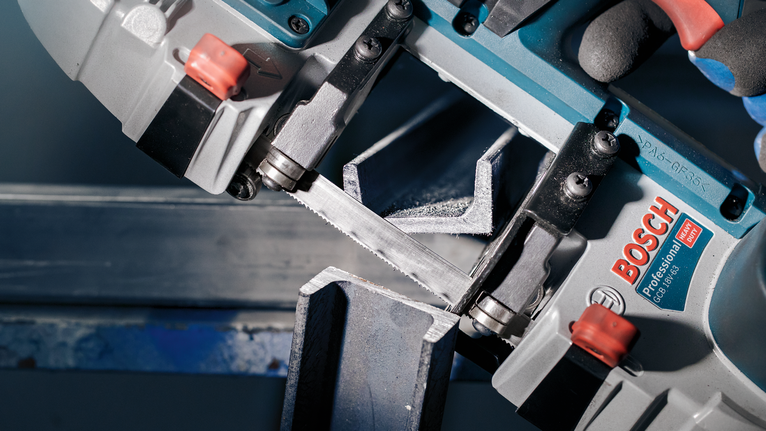 ใบเลื่อย PRO CB2824 Band, 733 มม., 2 ชิ้น บุคคลที่สวมอุปกรณ์ด้านความปลอดภัยใช้เลื่อยไฟฟ้าตัดคานโลหะ