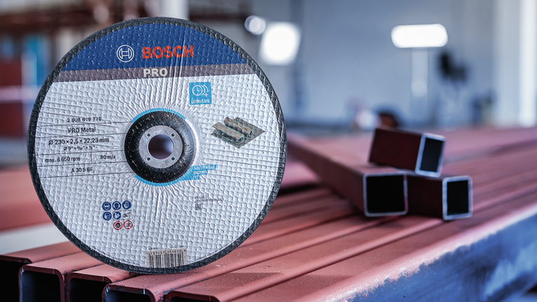 ใบตัดตั้งตรงบนคานโลหะในโรงงาน