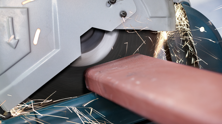 เลื่อยตัดผ่านคานโลหะ ทำให้เกิดประกายไฟ