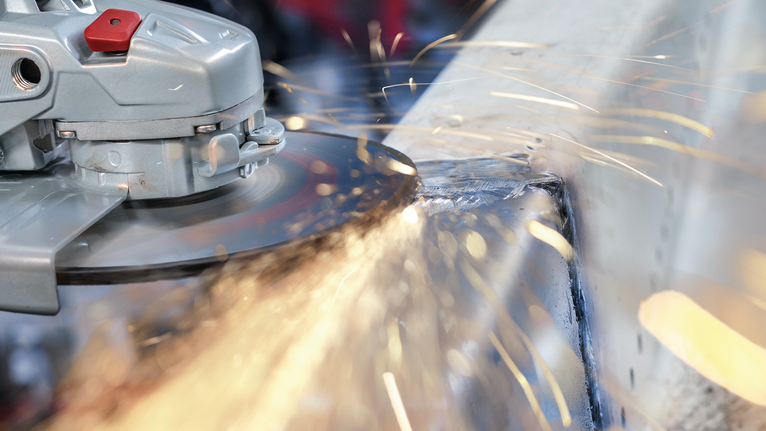 เครื่องเจียรตัดโลหะทำให้เกิดประกายไฟ