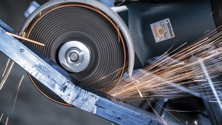 เครื่องมือตัดเจียรโลหะให้ประกายไฟสว่าง