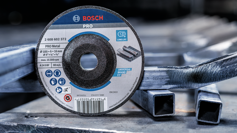 ใบตัดวางบนท่อโลหะที่วางซ้อนกันในโรงงานอุตสาหกรรม