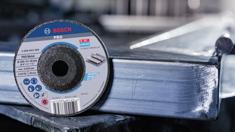 ใบตัดวางตั้งตรงบนคานโลหะมันวาวในโรงงาน