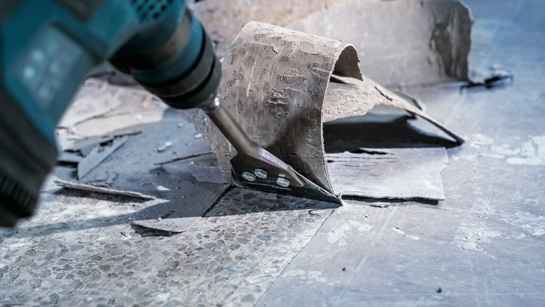 เครื่องมือไฟฟ้าพร้อมหัวสิ่วแบบกว้างสำหรับถอดวัสดุพื้นเก่าออก