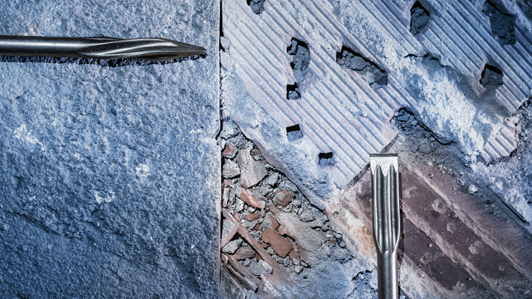 สิ่วเจาะทะลุผนังคอนกรีตและอิฐที่ขรุขระ