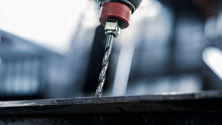 การเจาะรูผ่านแผ่นโลหะ