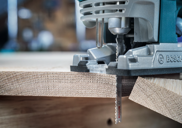 จิ๊กซอว์ตัดเส้นโค้งที่แม่นยำผ่านแผ่นไม้