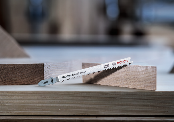 ใบเลื่อยสำหรับตัดไม้เนื้อแข็งวางระหว่างไม้สองชิ้น