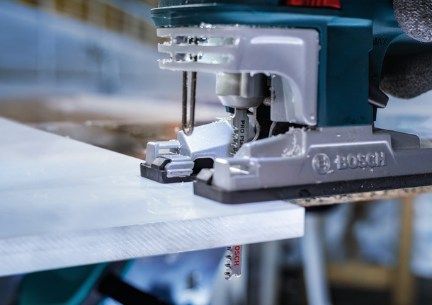 จิ๊กซอว์ตัดผ่านกระดานไวท์บอร์ดในโรงงาน