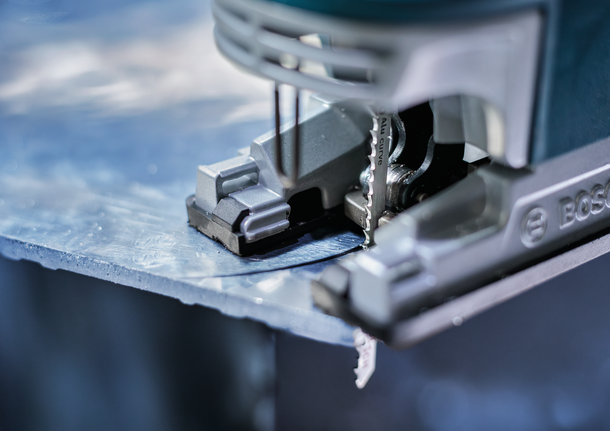 จิ๊กซอว์ตัดผ่านแผ่นโลหะ