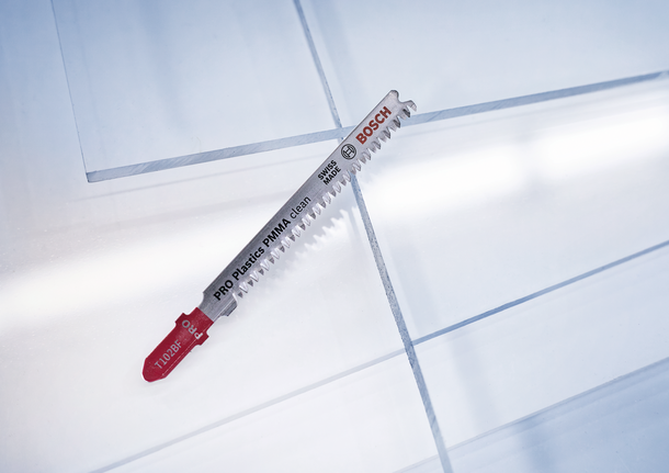 ใบเลื่อยจิ๊กซอว์สำหรับตัดแผ่นพลาสติกบนพื้นผิวงานที่ใส