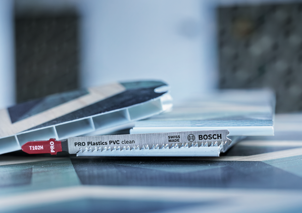 ใบเลื่อยจิ๊กซอว์ตัดผ่านชิ้นแผงพลาสติก