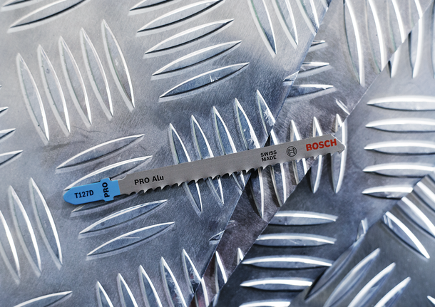 ใบเลื่อยจิ๊กซอว์บนแผ่นโลหะลายเพชร