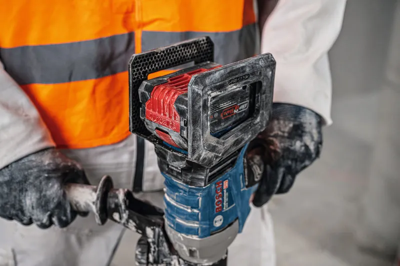 บุคคลที่สวมอุปกรณ์ด้านความปลอดภัยจะทำงานกลไกการกวนแบบไร้สาย.