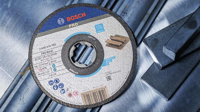 ใบตัดสำหรับวางโลหะบนแท่งเหล็ก.