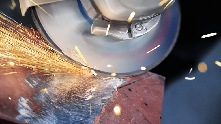 เครื่องเจียรตัดโลหะ ให้ประกายไฟสว่าง.