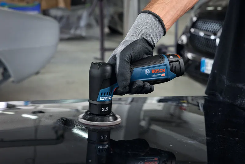 บุคคลที่สวมอุปกรณ์ด้านความปลอดภัยใช้เครื่องขัดแบบสุ่มวงโคจรเพื่อขัดพื้นผิวรถยนต์.