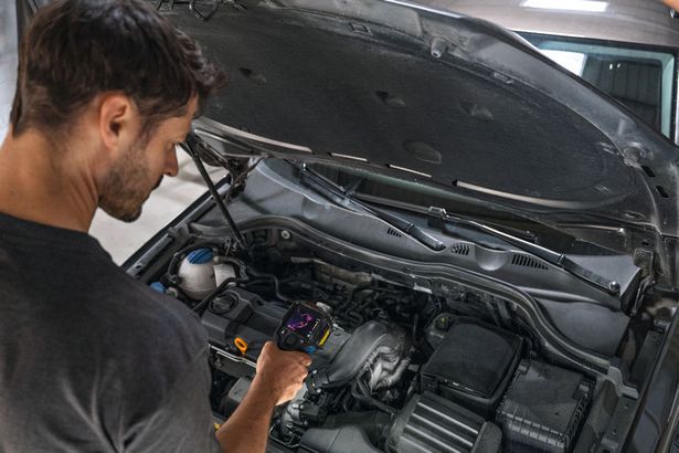 GTC 450-13 คนกำลังตรวจสอบเครื่องยนต์รถยนต์โดยใช้กล้องเทอร์โมแบบพกพา