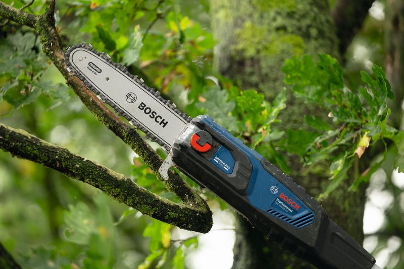 กรรไกรตัดกิ่งไม้ไร้สายแบบยืดหดได้สำหรับตัดกิ่งไม้ในบริเวณกลางแจ้งที่มีต้นไม้เขียวขจี.