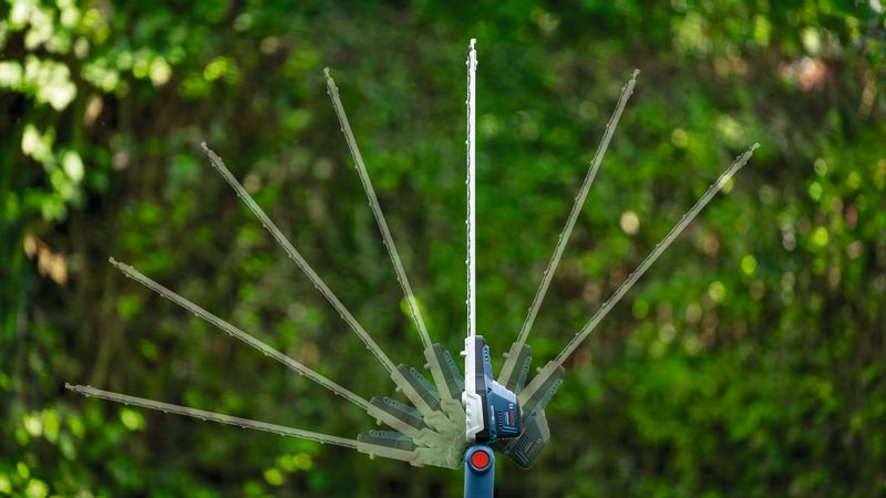 เครื่องตัดแต่งพุ่มไม้ไร้สายแบบยืดหดได้พร้อมมุมตัดที่ปรับได้สำหรับใช้งานกลางแจ้ง.