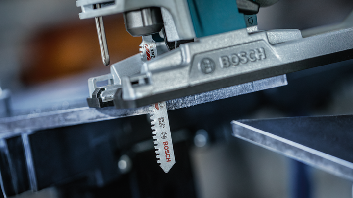 จิ๊กซอว์ตัดแผ่นโลหะในโรงงาน.