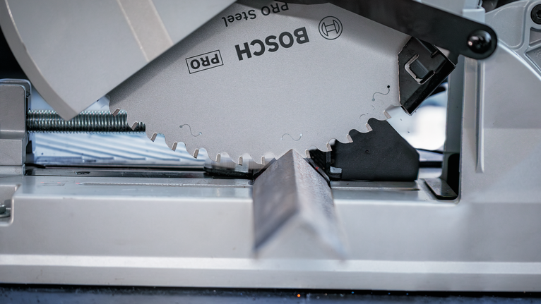 ใบเลื่อยวงเดือนตัดผ่านคานโลหะเป็นมุม.