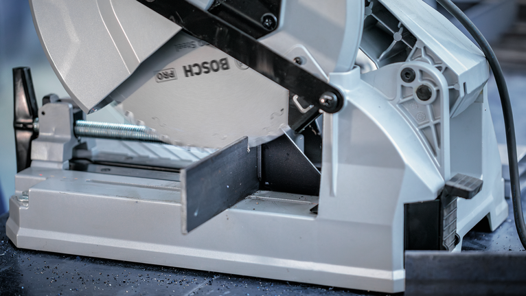 ใบเลื่อยตัดโลหะใช้ตัดผ่านแท่งเหล็กในโรงงาน