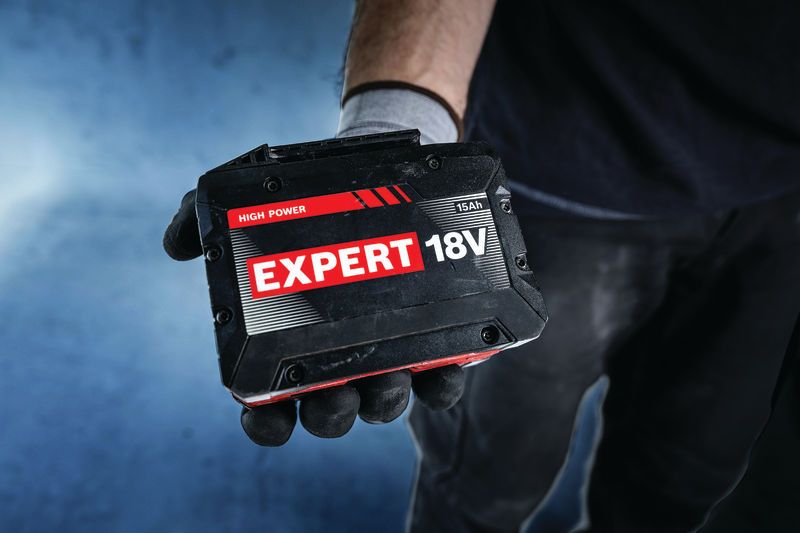 แบตเตอรี่ Bosch Expert 18V 15Ah ในมือที่สวมถุงมือ.