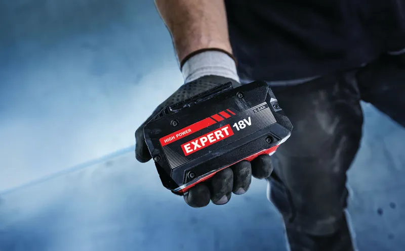 แบตเตอรี่ Bosch Expert 18V ถืออยู่ในมือที่สวมถุงมือ.