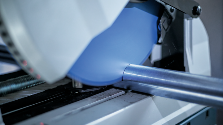 ใบเลื่อยวงเดือนตัดผ่านท่อโลหะในโรงงาน.