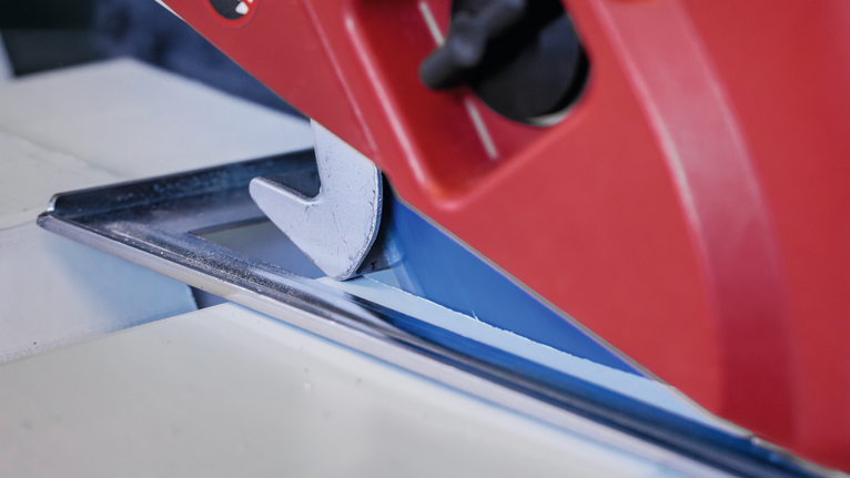 เครื่องตัดกระเบื้องตัดกระเบื้องเซรามิกบนโต๊ะทำงาน